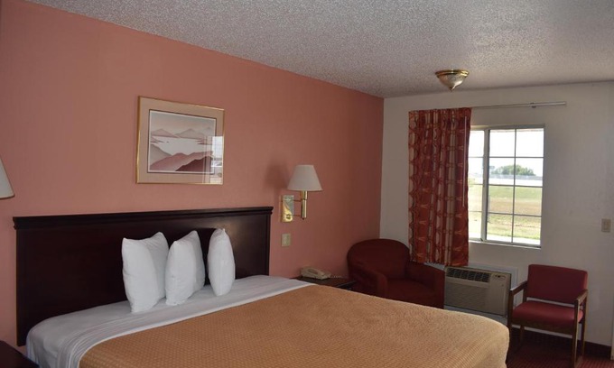 Bentonville - Fayetteville Hotel | Royal Inn