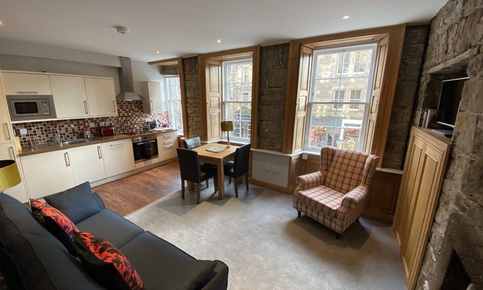 Old Town Apartment | Royal Mile 2 bedroom 2 bathroom by Edinburgh Castle
