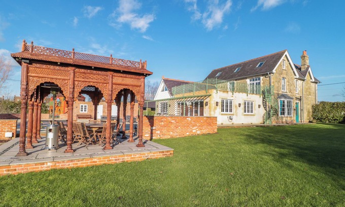 Shaftesbury House | ROYAL OAK HOUSE, family friendly, with pool in Motcombe