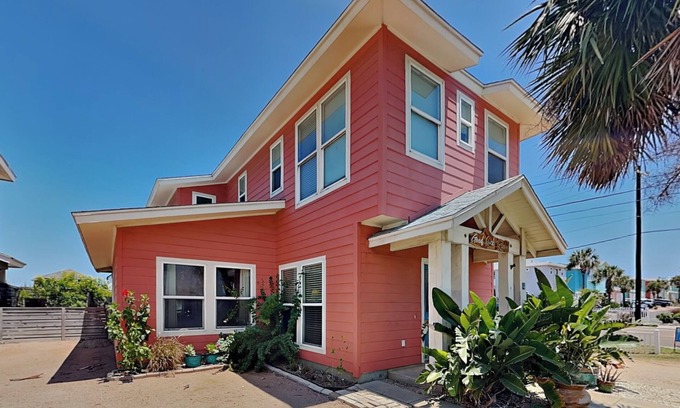 Port Aransas House | Royal Palm | Pet Friendly, Pool Access