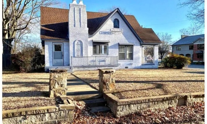 Russellville House | Royal's Weekender