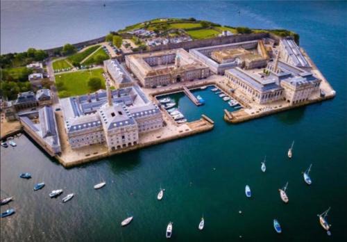 Plymouth Apartment | ROYAL WILLIAM YARD Luxury Apartments at "THE BRUCE" - FAMILY APARTMENT and Connecting DELUXE STUDIO - PRIVATE connecting lobby so BOOK BOTH For LARGER GROUPS - FREE ONSITE PARKING