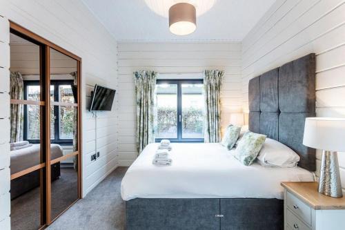 Harlow House | Roydon Marina - Lodge 3 - Hot Tub