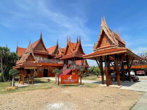 Lat Bua Luang Hotel | Ruen Singhanat Cafe & Resort