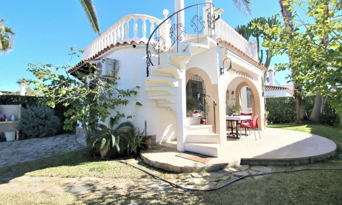 Les Deveses House | Ruhig Gelegenes Freistehendes Haus mit Privatem Garten, 300 m vom Strand