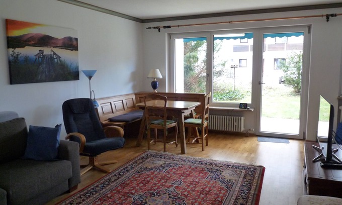 Horgering Apartment | Ruhige Ferienwohnung Zinnkopf auf 52m², Wohn- und Schlafzimmer und Terrasse