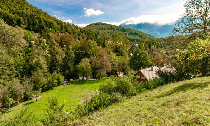 Bohinj Apartment | Ruim en Comfortabel Appartement met Prachtig Uitzicht op Speelweide en Beekje