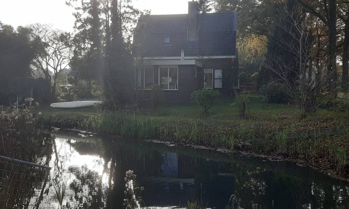 Diepenveen House | Ruime vrijstaande karakteristieke gezinswoning, direct aan het water