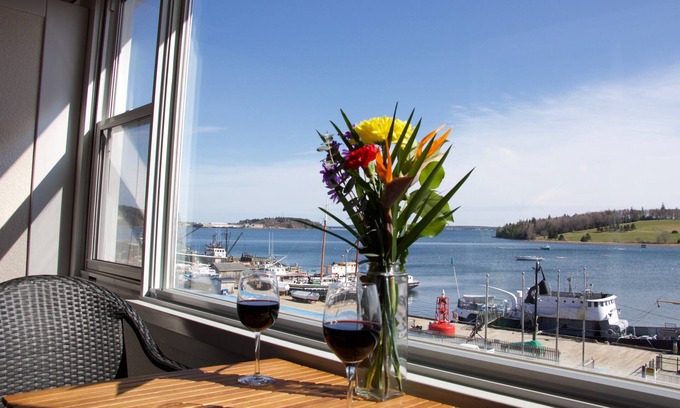 Lunenburg Waterfront Hotel | Rum Runner Inn