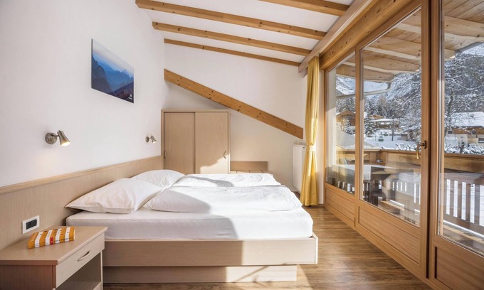 Mareo Apartment | Runcac - Holiday Apartment Gomina with Mountain View, Wi-Fi & Balcony