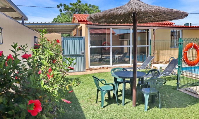 Barrio Nuevo House | Rural bungalow with garden and pool