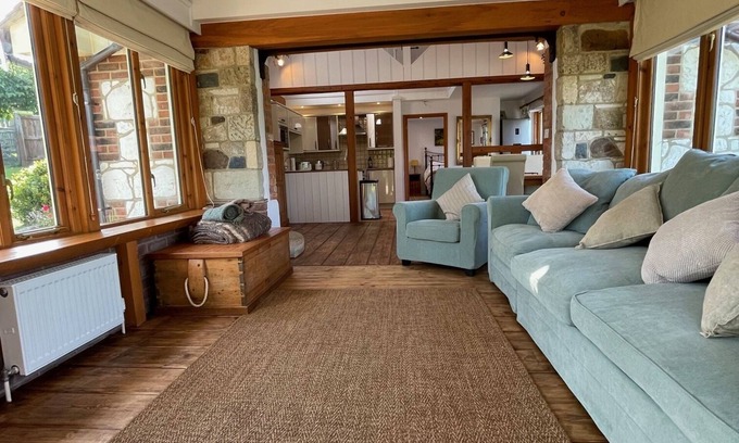 Sandown Cottage | Rural getaway ideal for walking & cycling, golf & beaches nearby