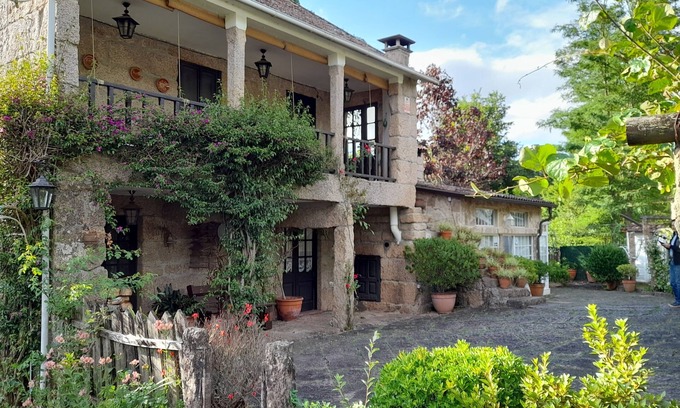 O Porrino Cottage | Rural house with magnificent garden near the Rias Baixas
