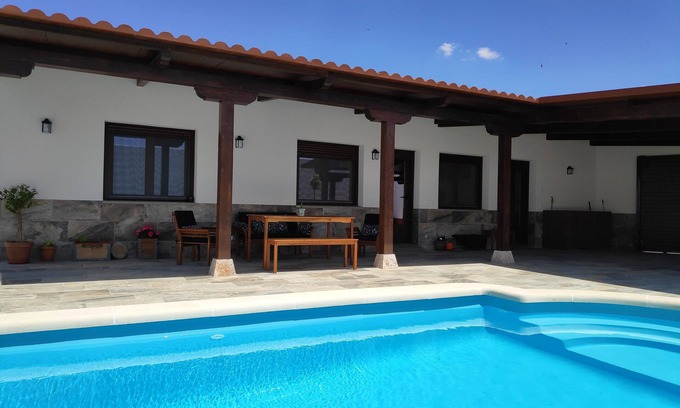 Pedro Munoz Ski Chalet | Rural house with pool and garden.