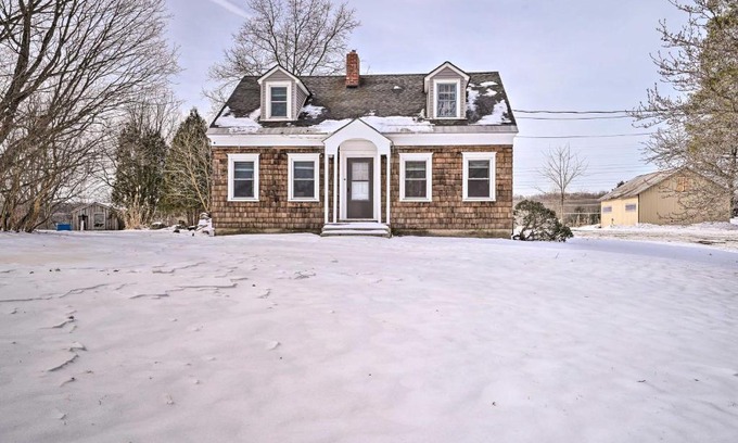 Minetto House | Rural Oswego Cottage on 50-Acre Orchard and Farm!
