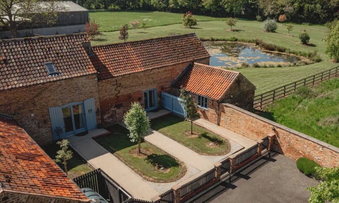 Ashby cum Fenby Cottage | Rural three-bedroom barn conversion