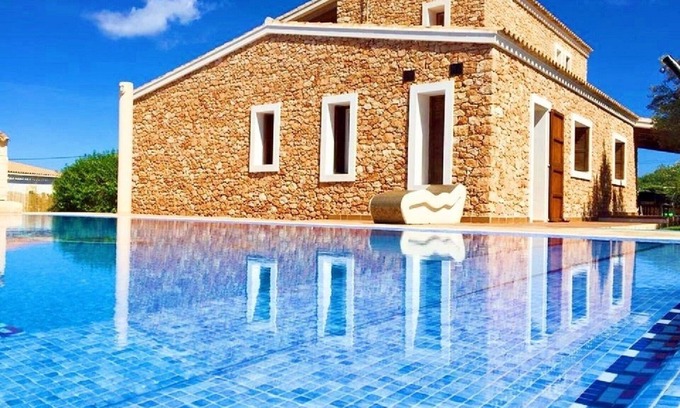 Sant Francesc Xavier House | Rustic villa with large infinity pool and lawn