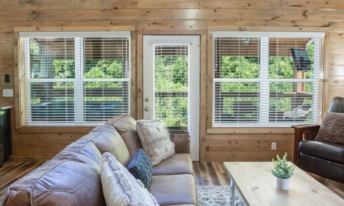 Gatlinburg Cabin | Rushing Water/Hot Tub/Walk 2 Downtown Gatlinburg