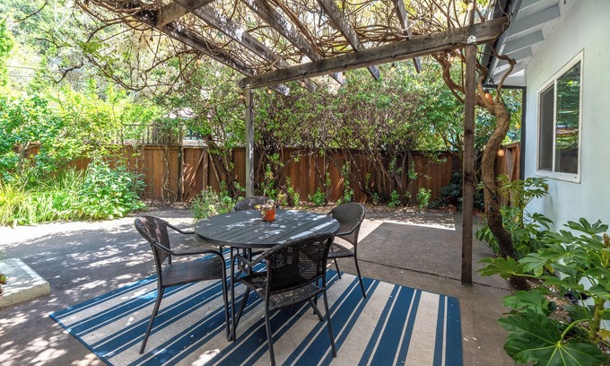 Guerneville House | RussianRiverBungalow:Magical, NEW Family Retreat! Walk to the River! WiFi/Pup