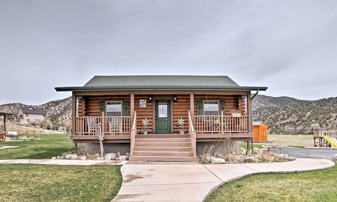 Sterling Cabin | Rustic Cabin Near Palisade State Park w/Deck!