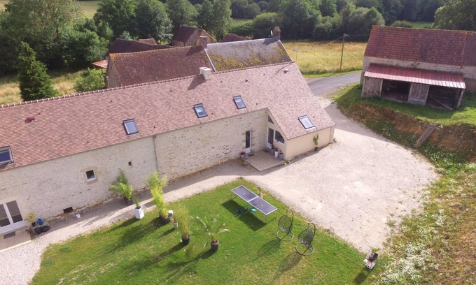 Le Cercueil Cottage | Rustic Charm & Modern Comfort: Cozy Cottage, 4 Bedrooms, Fireplace, Pet-Friendly, Outdoor Fun