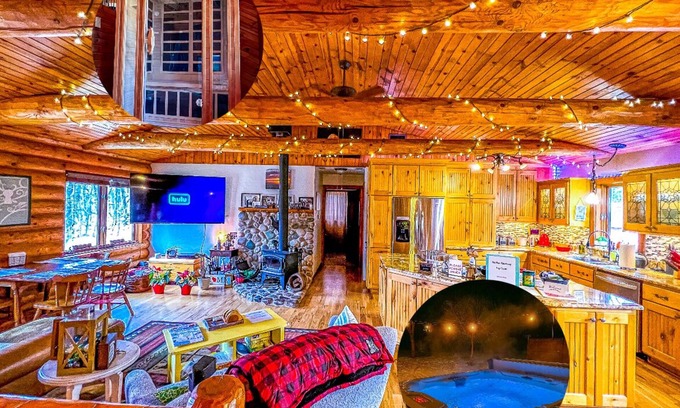 Colgate House | Rustic Charm: Pewaukee Lake Cabin, Sauna & Hot Tub