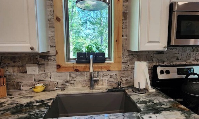 Amity Cabin | Rustic Comfort CabinnDiamond in The Ripple- Hot