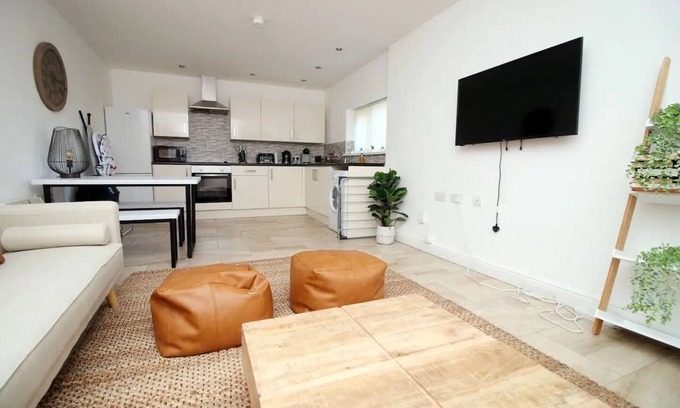 Pontcanna Apartment | Rustic Elegant Retreat Opposite Stadium