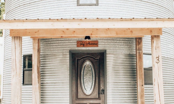 Tebbetts Cabin | Rustic Grain Bin Lodge with WiFi and AC in Loose Creek, MO