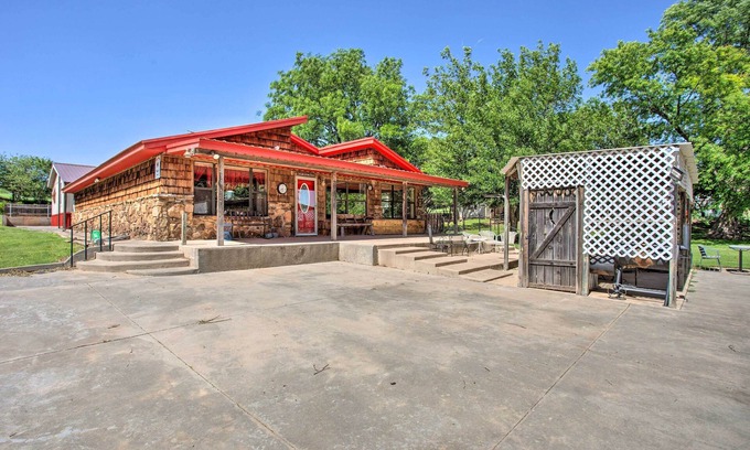 Custer County House | Rustic Home w/Patio, 1 Mi to Sunset Beach!