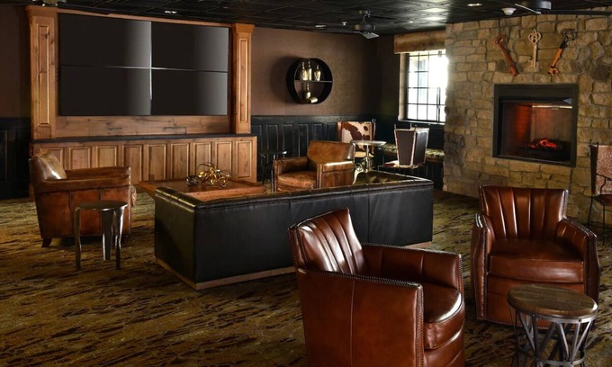 Broken Arrow Hotel | Rustic Lodge-style Stay w/Indoor/Outdoor Poo! Free Parking | 2 Units