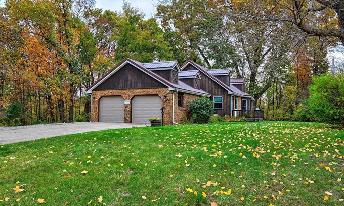 Middlebury House | Rustic Middlebury Retreat w/Yard & Fire Pit!
