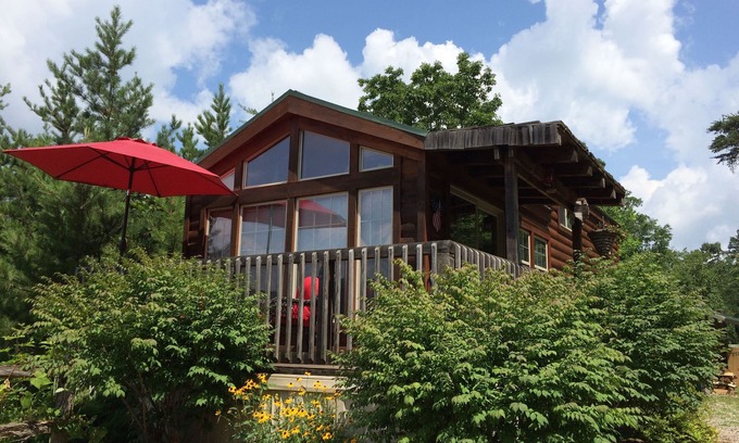 Newport Cabin | Rustic Mountain Retreat – Breathtaking Views, Private Hot Tub & Grill.