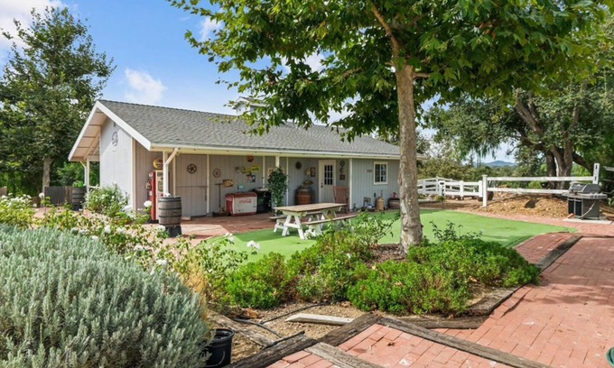 Thousand Oaks House | Rustic Paradise in Lynn Ranch
