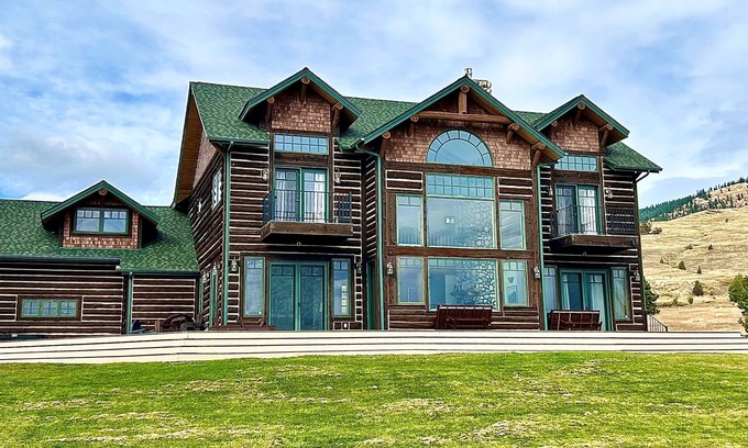 Dayton House | Rustic Retreat on Flathead Lake