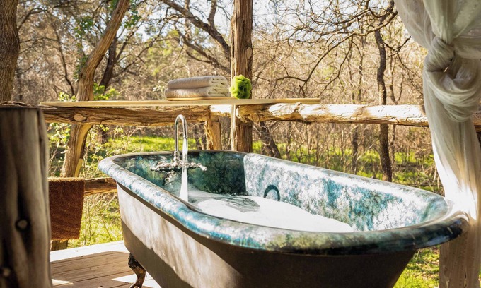 San Marcos Cabin | Rustic Retreat: Tub, Firepit, Porch Swings & Pool