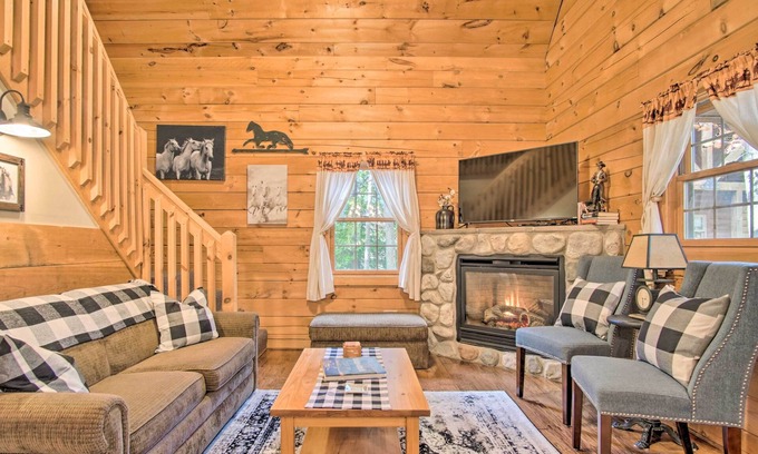 Oceana County Cabin | Rustic Rothbury Cabin w/Resort Amenity Access!