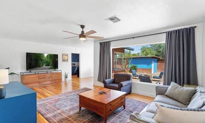Jefferson Park House | Rustic UofA Gem: Near Jazz & Dillinger Days