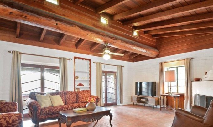 Pomona House | Rustic Urban Homestay Pet-friendly