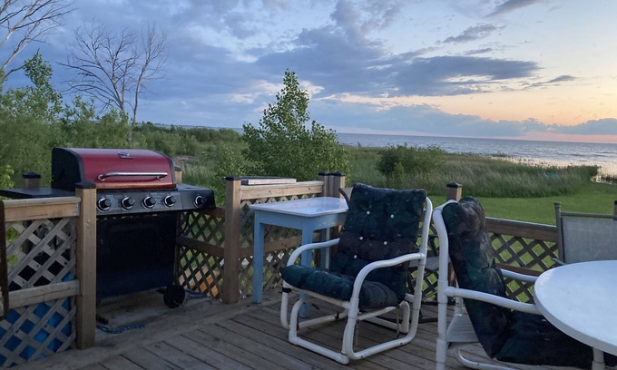Saint Laurent Cabin | Rustic Waterfront, Lakeside Cottage with Stunning Views 1 hour from Winnipeg.