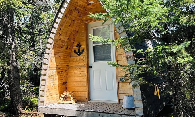 Port Blandford Cabin | Rustic Wave Cottages-Glamping Pod #1