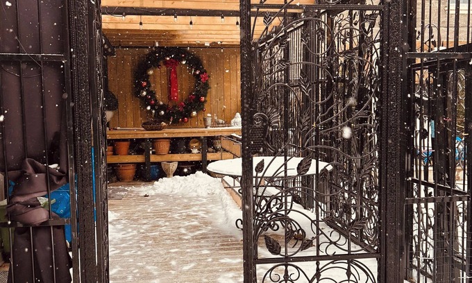 Brantford Bed & Breakfast | Rustic Zen garden coach house, Brantford city center, 2 pp. yoga deck for