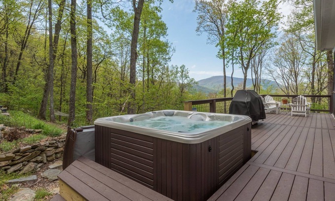 Fairview House | Rustling Ridge | Pet-Friendly, Hot Tub, Fire Pit & Views!