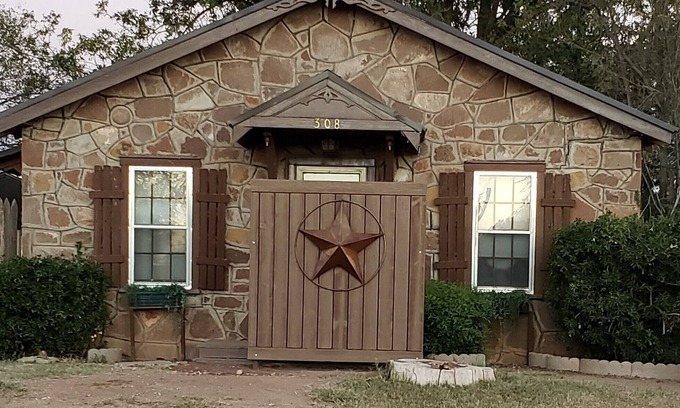 Post House | RUSTY'S COTTAGE A COZY GET- A- WAY