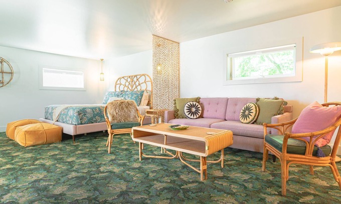 Rye Apartment | Rye Motor Inn - Deluxe King Studio Apartment - ADULTS ONLY