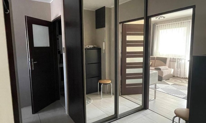 Kokoszki Apartment | Słoneczny pokój z balkonem.