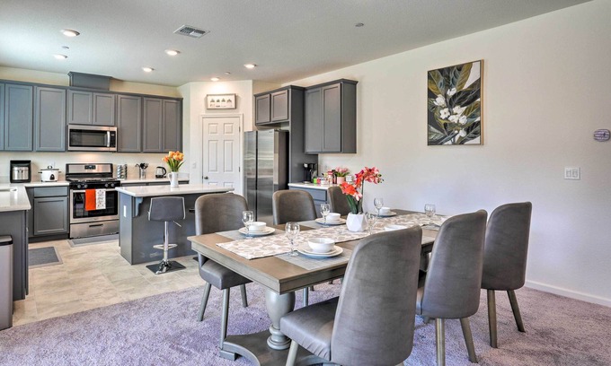 Hood House | Sacramento Retreat w/Yard ~ 13 Mi to Dtwn!