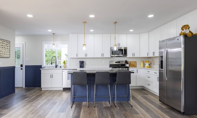 Mount Washington House | safe quiet neighborhood spacious 2000ft²+ free onsite parking king air hockey