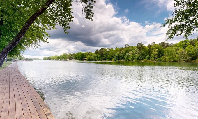 Mid America Condo | Safe secure pet friendly Lake Condo!