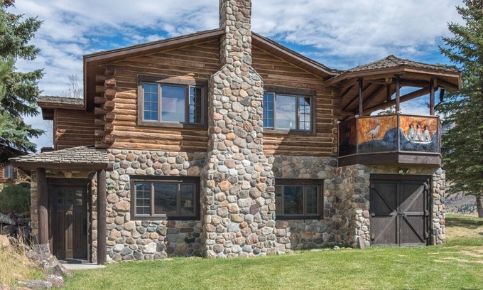 Emigrant House | Sage Ranch-A short drive from Yellowstone Park with river access on 80 acres!